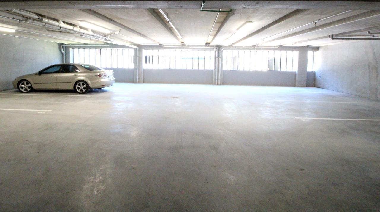 伯肯黑德fernz汽车旅馆和公寓 奥克兰 外观 照片 A car in a parking garage